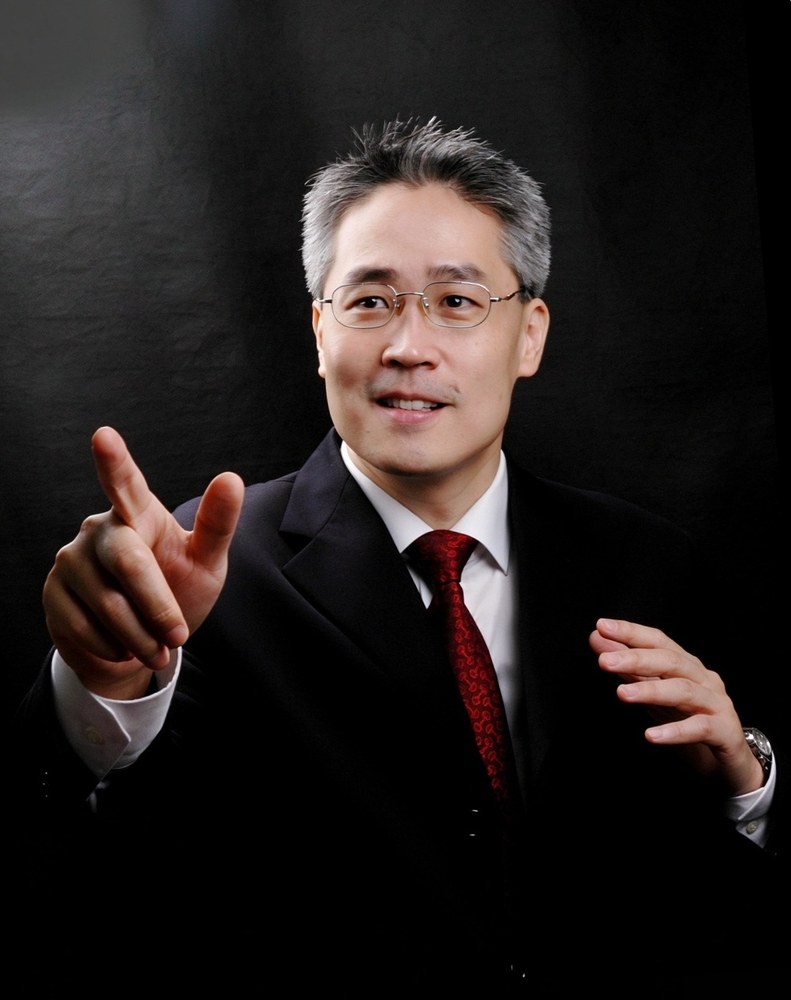 Tony Tong (唐仪) speaking gesture - author photo